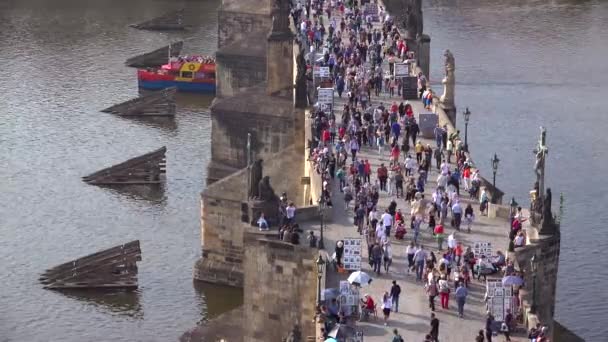 Piękny Dzień Tworzenia Tłumów Strzelających Przez Most Karola Przez Wełtawę — Wideo stockowe