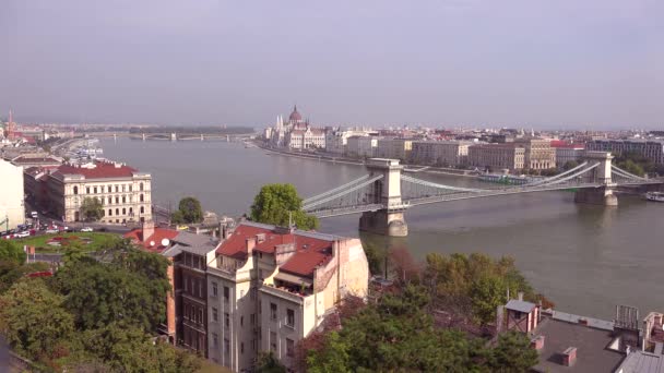 Budapest Hungría Parlamento Como Barcazas Mueven Largo Del Río Danubio — Vídeo de stock