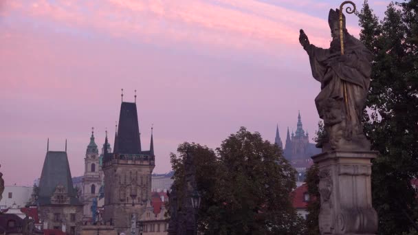 Clássico Amanhecer Manhã Luz Sobre Estátuas Ponte Charles Praga República — Vídeo de Stock