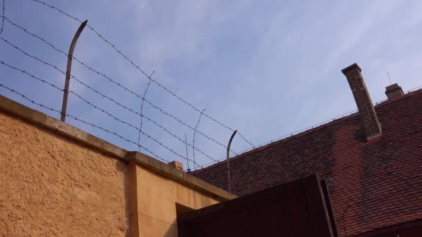 Prikkeldraad Bovenop Hoge Muren Het Concentratiekamp Terezin Nazi Tsjechië — Stockvideo