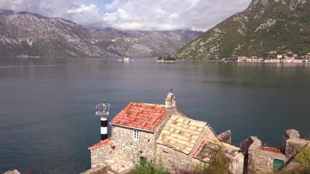 Hermoso Edificio Piedra Antigua Orillas Bahía Boka Montenegro — Vídeos de Stock
