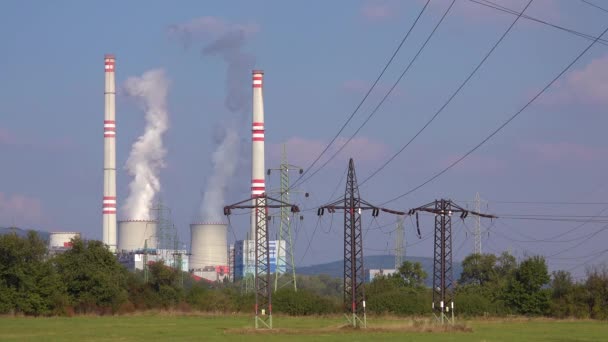 Egy Nagy Atomerőmű Villamos Energiát Termel Cseh Köztársaságban — Stock videók