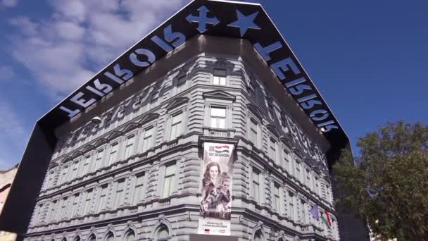 Экстерьер Музея Террора Будапеште Венгрия — стоковое видео