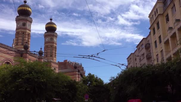 Macaristan Budapeşte Şehir Merkezindeki Caddelerden Yahudi Tapınağı Kuleleri Yükseliyor — Stok video