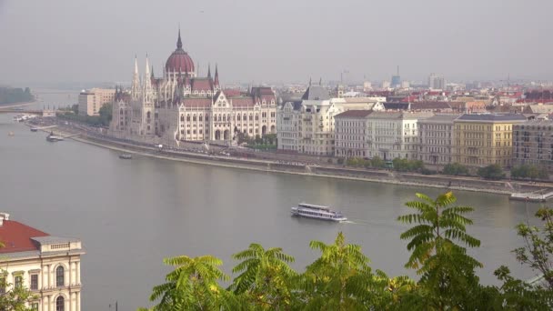 Будапешт Венгрия Парламент Вдоль Дуная — стоковое видео