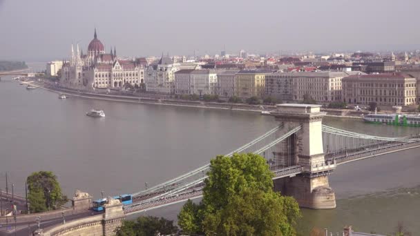 Boedapest Hongarije Het Parlement Langs Donau — Stockvideo