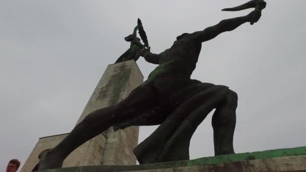 Съемка Коммунистической Статуи Советского Стиля Цитадели Будапеште Венгрия — стоковое видео