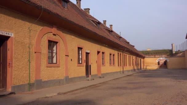 チェコ共和国のテレジン ナチス強制収容所に収容された長い列の建物 — ストック動画