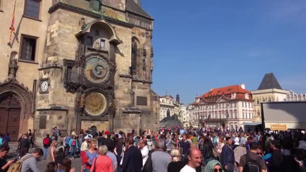 大批人群在捷克共和国布拉格文采拉斯广场散步 — 图库视频影像