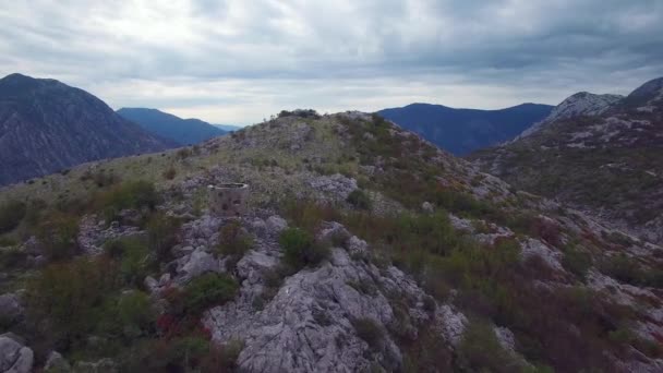 Egy Csodálatos Antenna Montenegró Hegyei Felett Felfedi Gyönyörű Boka Öblöt — Stock videók