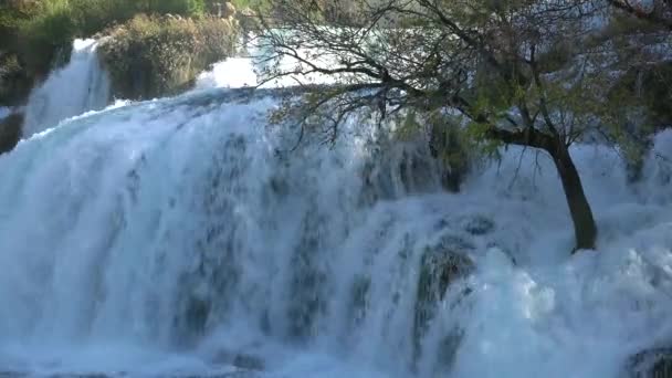 Hermosas Cascadas Arrasadas Fluyen Por Las Montañas Croacia — Vídeos de Stock