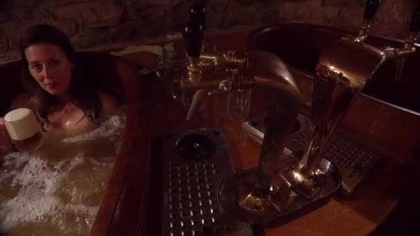 Пивний Спа Чеській Республіці Дає Можливість Скупатися Пити Пиво — стокове відео