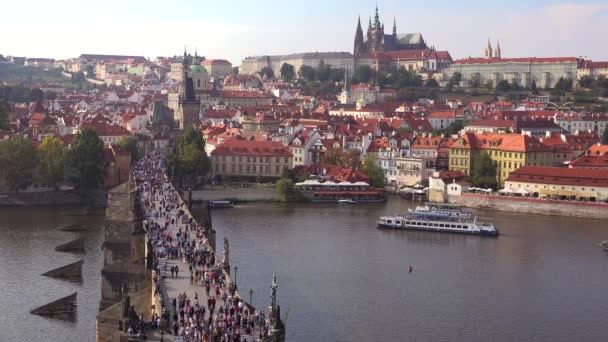 Piękny Dzień Tworzenia Tłumów Strzelających Przez Most Karola Przez Wełtawę — Wideo stockowe