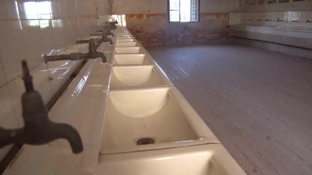 Interior Das Casas Banho Campo Concentração Nazi Terezin República Checa — Vídeo de Stock