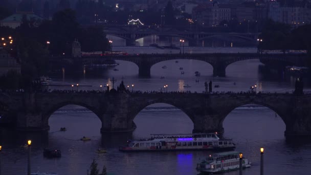 Bella Notte Che Stabilisce Colpo Barche Lungo Fiume Moldava Praga — Video Stock