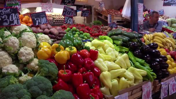 Owoce Warzywa Sprzedawane Dużej Hali Targowej Centrum Budapesztu Węgry — Wideo stockowe