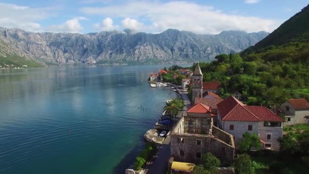 Потрясающая Антенна Привлекательной Деревни Берегу Бокинского Залива Черногория — стоковое видео