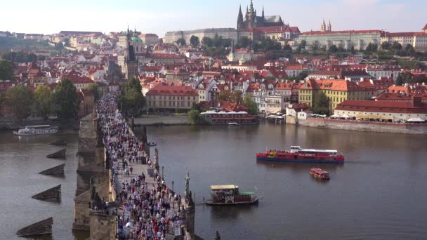 Krásný Den Zakládání Záběrů Davů Přes Karlův Most Přes Řeku — Stock video