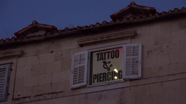 Vytvoření Záběru Tetování Piercing Studia Staré Rundown Budově — Stock video