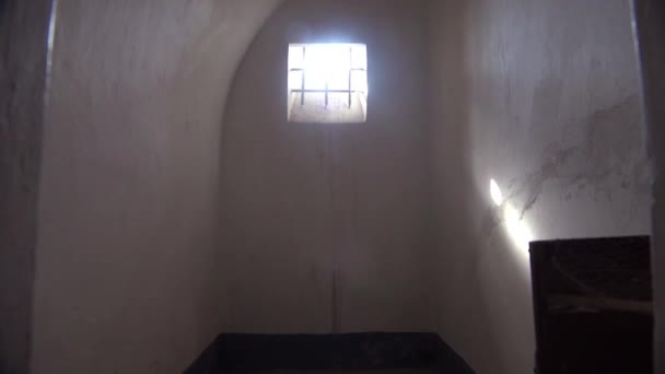 捷克共和国Terezin纳粹集中营单独监禁室的内部 — 图库视频影像