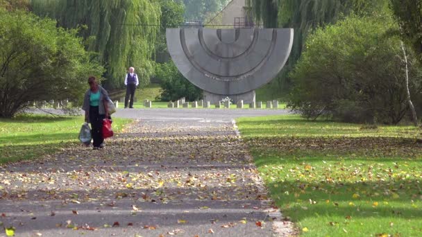 Vecchia Cammina Vicino Memoriale Ebraico Menorah Campo Concentramento Nazista Terezin — Video Stock