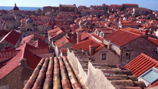 Schöne Aussicht Über Die Roten Ziegeldächer Der Altstadt Von Dubrovnik — Stockvideo