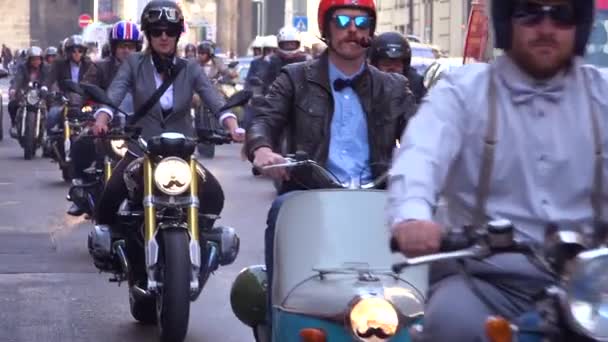 Rajd Motocyklowy Porusza Się Ulicami Pragi Czechy — Wideo stockowe