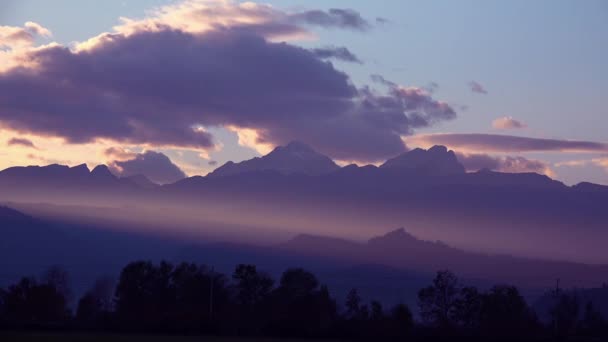 Прекрасні Промені Світла Над Гірським Хребтом Заході Сонця — стокове відео