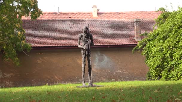 Una Escultura Encuentra Campo Concentración Nazi Terezin República Checa — Vídeo de stock