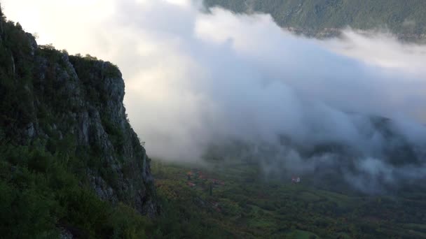 Χρονικό Κενό Νεφών Και Ομίχλης Που Διασχίζει Φαράγγι Στο Μαυροβούνιο — Αρχείο Βίντεο