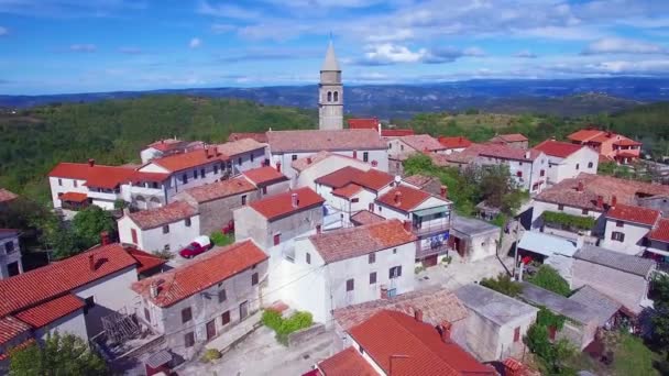 Wunderschöne Antenne Einer Kleinen Kroatischen Oder Italienischen Bergstadt Oder Eines — Stockvideo