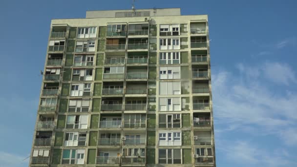 Establishing Shot Old Rundown High Rise Apartment Building — Stock Video