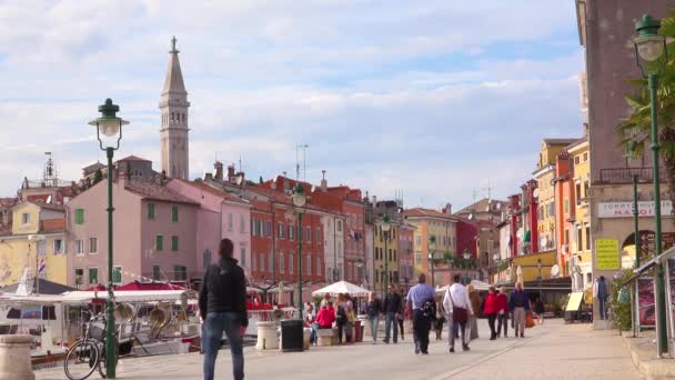 Schöne Aufnahme Von Menschen Die Durch Die Stadt Rovinj Kroatien — Stockvideo