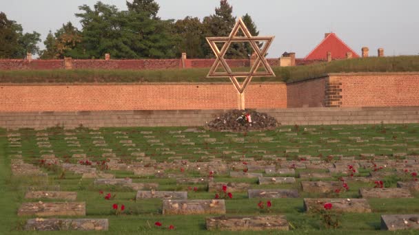 Memorial Cemitério Judeu Menorah Campo Concentração Nazi Terezin República Checa — Vídeo de Stock