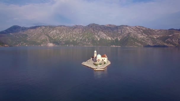 モンテネグロ ボカベイの聖母岩島教会の上の美しい航空 — ストック動画