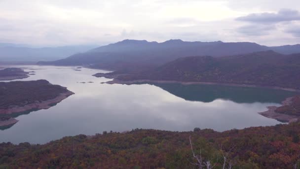 Μεγάλη Λίμνη Κοντά Στην Πόλη Νίκσιτς Του Μαυροβουνίου — Αρχείο Βίντεο