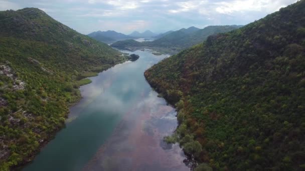 Úžasný Vzdušný Nad Rybářskou Lodí Jak Pohybuje Podél Řeky Černé — Stock video