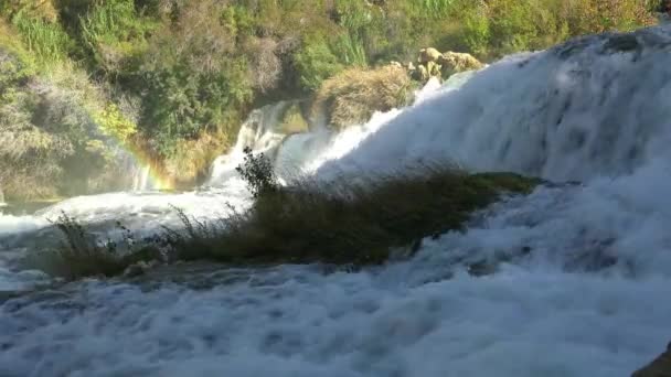 美丽的汹涌瀑布流过克罗地亚的群山 — 图库视频影像