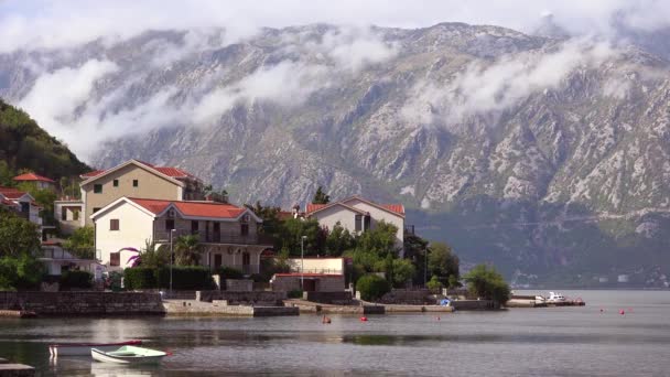 Uma Aldeia Atraente Nas Margens Baía Boka Montenegro — Vídeo de Stock