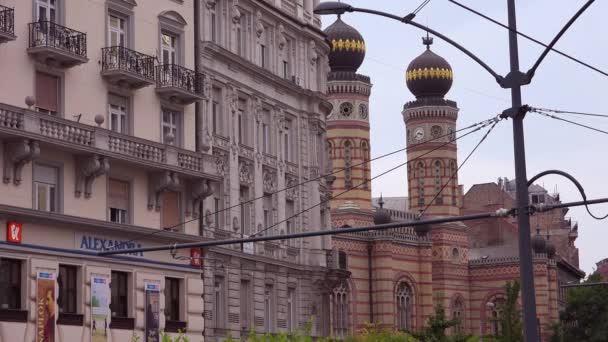 Jüdische Tempeltürme Ragen Über Die Straßen Der Innenstadt Von Budapest — Stockvideo