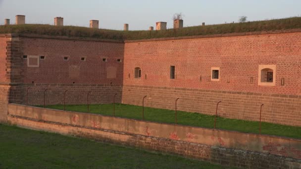 Murallas Foso Forman Entrada Campo Concentración Nazi Terezin República Checa — Vídeo de stock