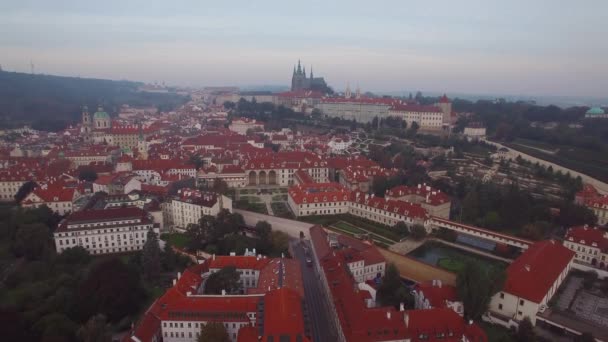 Çek Cumhuriyeti Prag Üzerinde Yüksek Bir Hava Sahası — Stok video