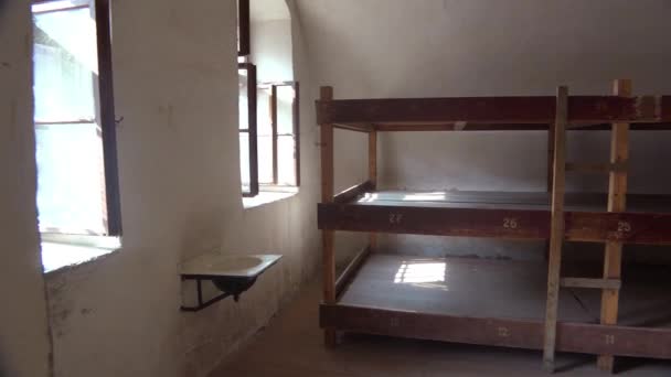 Interior Los Dormitorios Prisioneros Campo Concentración Nazi Terezin República Checa — Vídeo de stock