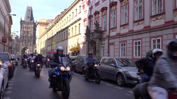 Een Motorrally Beweegt Door Straten Van Praag Tsjechië — Stockvideo