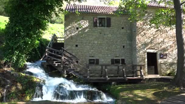 克罗地亚的一座老磨坊旁边流淌着瀑布 — 图库视频影像