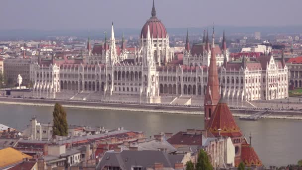 Instelling Schot Van Boedapest Hongarije Het Parlement Bewegen Langs Donau — Stockvideo