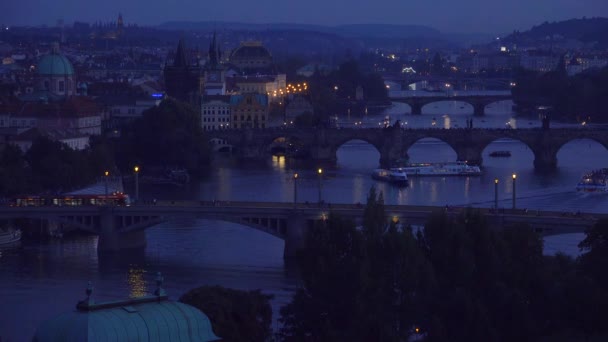 Hermosa Noche Estableciendo Tiro Barcos Largo Del Río Moldava Praga — Vídeos de Stock