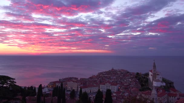 Aantrekkelijke Stad Piran Slovenië Aan Adriatische Zee Bij Zonsondergang — Stockvideo