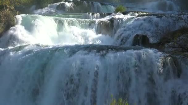 Schöne Tosende Wasserfälle Fließen Durch Die Berge Kroatiens — Stockvideo