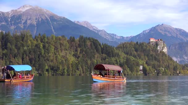 ボートはスロベニアのブレッド湖の砦を通過します — ストック動画